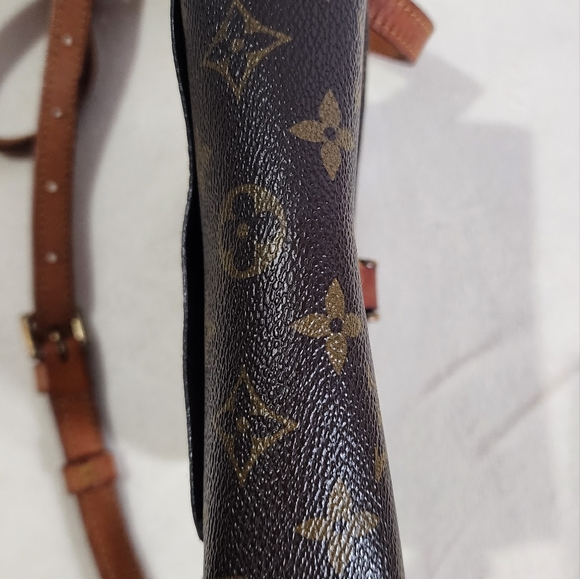 Louis Vuitton St. Cloud pm (smallest size). 1988 Int pocket glued shut. - Picture 14 of 16